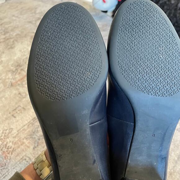 Tory Burch Chelsea Pump in Tory Navy Napa Leather SZ 8 Minimalist Classic GUC - Picture 10 of 10